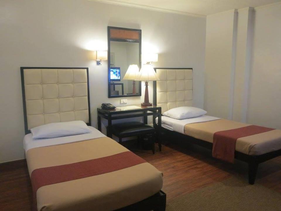Hotel Alejandro Tacloban Exterior photo